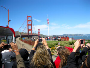 people-capturing-memories-at-the-golden-gate-bridg-2023-11-27-05-01-01-utc